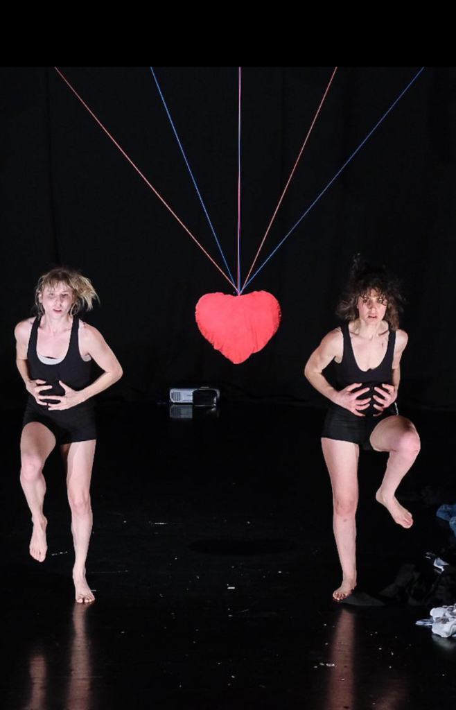 Veronica Di Bussolo e Alice Marchiori, attrici de La Voce corrono in scena. Foto di Alvise Busetto